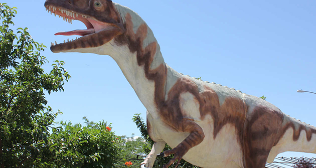 18 life-sized models of dinosaurs stalk the premises of Utah Field House of Natural History State Park Museum.